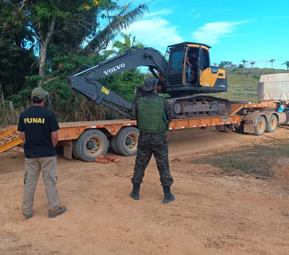 CRIME EM MONTE NEGRO - Fiscalização flagra desmatamento ilegal e apreende escavadeira na Terra Indígena

